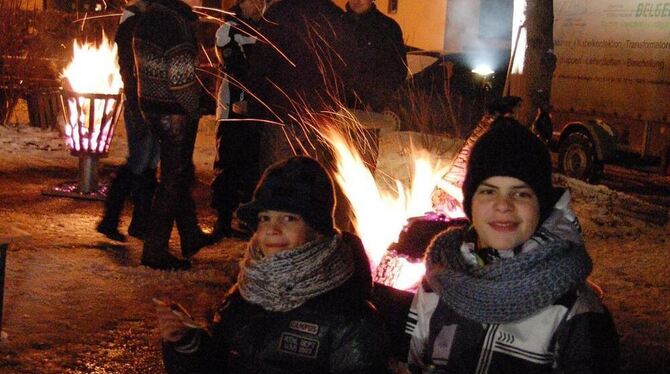 Stimmungsvoll: Die Winternacht auf dem Mägerkinger Dorfplatz. FOTO: HÄUSSLER