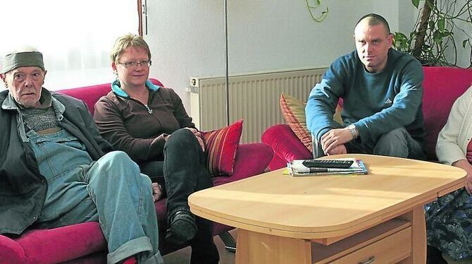 Wohnzimmer-Runde: Erika Obersat (rechts) mit zwei WG-Mitbewohnern und Heilerziehungspflegerin Karin Lemke.  FOTO: SCHRADE