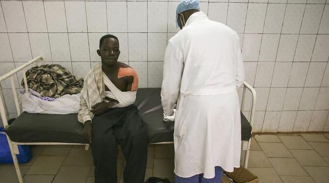 Ein verletzter Zivilist wird in einem Krankenhaus in Mali behandelt. Foto: Nic Bothma