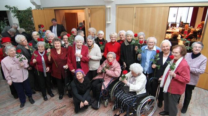 Gruppenbild mit Damen: Kathrina Gütter (Mitte, kniend) hat Metzinger Frauen porträtiert, die ihre Erfahrungen in der (Nach-)Krie