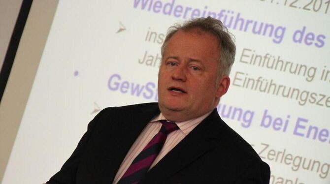 Dietrich Weilbach, Oberfinanzdirektor aus Karlsruhe, referierte über Neuerungen der Steuergesetzgebungen für das Jahr 2013.