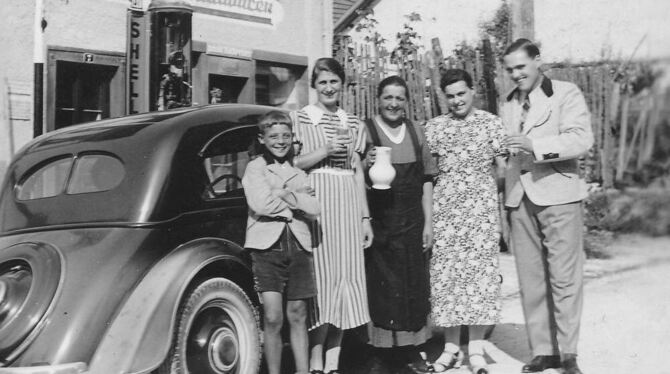 Das Foto wurde 1938 vor Sophie Manz' Elternhaus in Würtingen aufgenommen. Rechts steht Hugo Löwenthal mit seiner Frau Gerda. Der