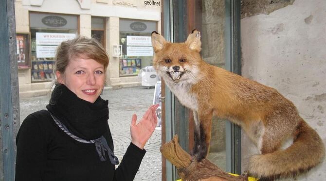 Gestatten, auch ein Tübinger Stadtbewohner: Ausstellungsmacherin Anne Ewert mit einem ausgestopften Fuchs.