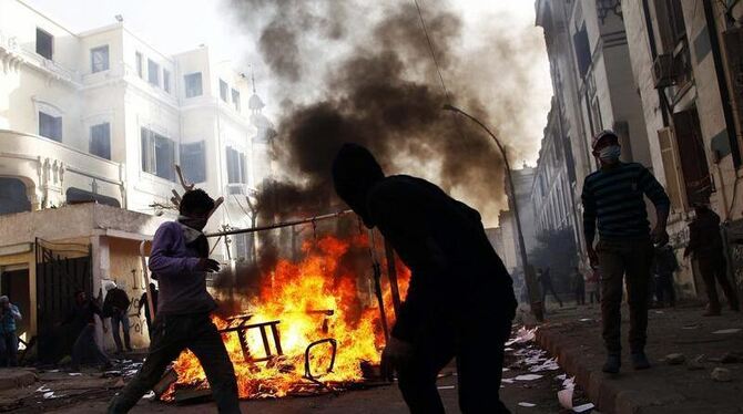 Kairo: Demonstranten haben eine brennende Straßensperre errichtet. Foto: epa/str