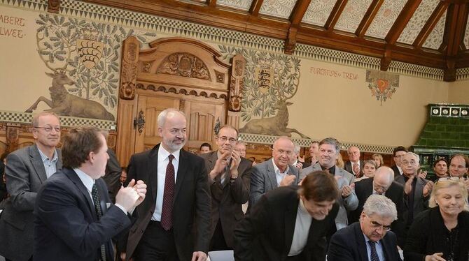 Standing Ovations gab es beim Betreten des Sitzungssaals für den wieder gewählten Landrat Thomas Reumann.