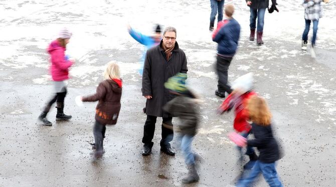 Klaus Werz dort, wo er sich am wohlsten fühlt: zwischen Kindern. So komplex und unregelmäßig, wie sie ticken - sie sind einfache