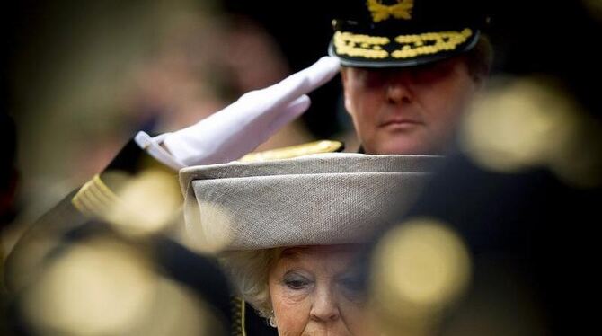 Königin Beatrix übergibt das Zepter an Willem-Alexander. Foto: Koen van Weel