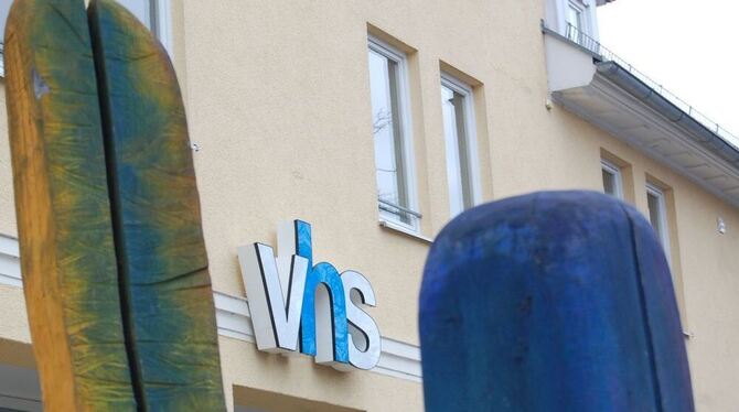 Pfeiler draußen und drinnen kennzeichnen die VHS Metzingen-Ermstal von heute: Skulpturen vor dem Gebäude in der Inneren Heerstra