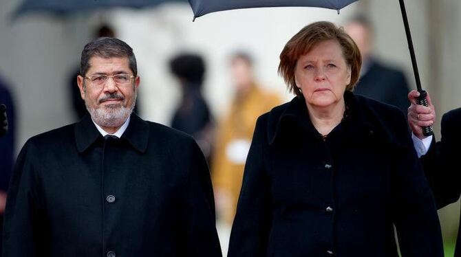 Bundeskanzlerin Angela Merkel empfängt Ägyptens Präsident Mohammed Mursi mit militärischen Ehren. Foto: Sven Hoppe