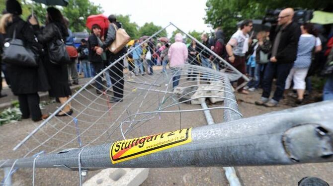 Nach einer Demonstration: der umgerissene Bauzaun für Stuttgart 21. Foto: Franziska Kraufmann/Archiv