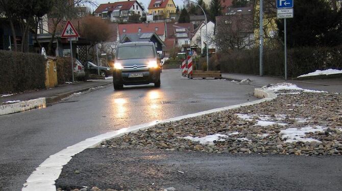 Leicht lädiert, aber wirkungsvoll: Die provisorisch angelegten Engstellen haben in der Gomaringer Hohenzollernstraße für weniger