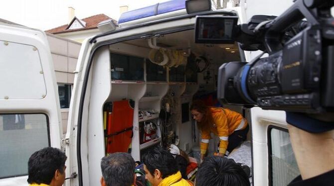 Verletzte werden nach dem Selbstmordattentat auf die US-Botschaft in Ankara notversorgt. Foto: Mehmet Ali Ozcan