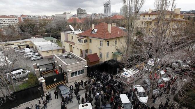 Türkische Polizisten sichern das Gebiet vor der US-Botschaft in Ankara nach der Explosion. Foto: Mehmet Ali Ozcan