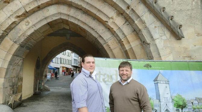 Am Werbebanner vor dem Tore (von links): Florian Schumann und Stefan Lachenmann blicken optimistisch in die Zukunft.  FOTO: TRIN