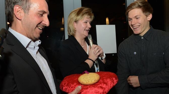 Seine erste Goldmedaille - wenn auch »nur« aus Mürbteig: Luis Brethauer (rechts) freute sich über das herzige Geschenk, das ihm