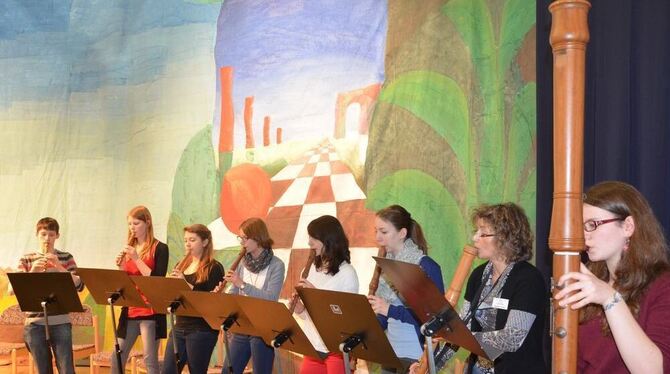 Mit der riesigen Subbassflöte (rechts): Flötengruppe der Musikschule.  FOTO: MARA SANDER