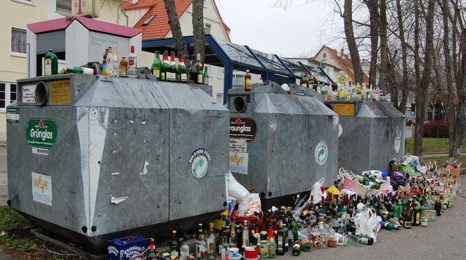 Silvester, wilde Vermüller und ein stellenweise überforderter Entsorger lassen grüßen: völlig überfüllte Altglascontainer am Met