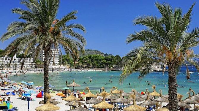 Urlauber erholen sich in der Badebucht von Paguera auf der spanischen Baleareninsel Mallorca. Spanien bleibt Top-Reiseziel. F