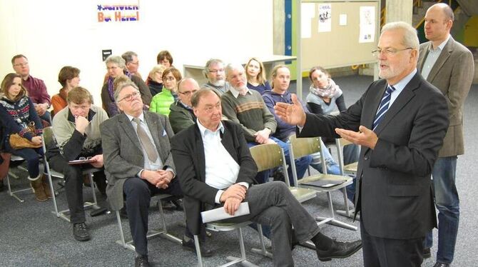 Schulleiter Andree Fees und Norbert Zeller stellen sich der Diskussion mit den kritisch-interessierten Zuhörern, darunter Bürger