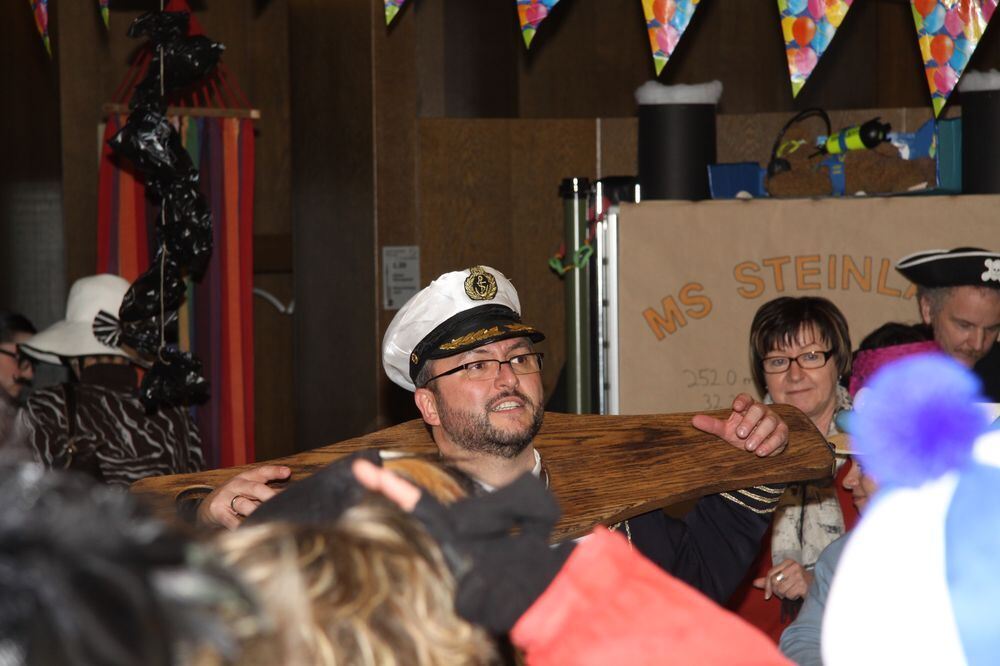 Beim Narrensturm im Mössinger Rathaus hieß es »Schiff ahoi« - alle gingen zusammen auf eine Kreuzfahrt in die Südsee. FOTO: MERK