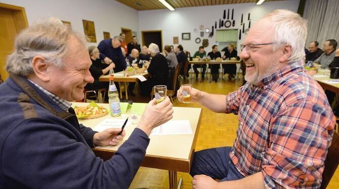 Da strahlt der Kenner: die Most-Liebhaber und Jury-Mitglieder Bodo Kablau vom Obst- und Gartenbauverein Reutlingen und Detlef Sc