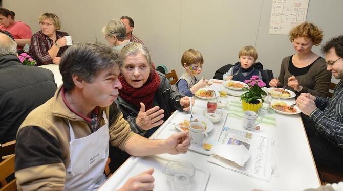 Mehr als Armenspeisung: Viele suchen in der Vesperkirche Gemeinschaft. FOTO: TRINKHAUS