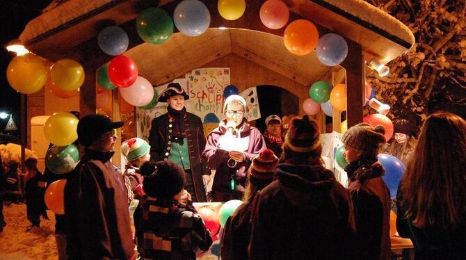 Kein Weihnachtsmarkt, sondern ein Narrenhäusle: So feiern die Steinhilber Fasnet und ziehen im Holzhaus auf dem Dorfplatz ordent