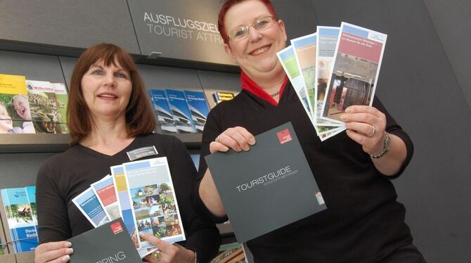 Marion Borchers (links) und Inge Reusch aus der Tourist-Info zeigen das vielfältige, aber auch zersplitterte Flyer-Angebot. FOTO