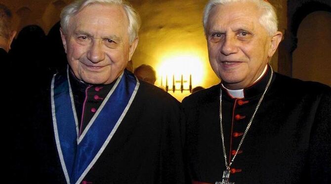 Der frühere Regensburger Domkapellmeisters, Georg Ratzinger (l), steht neben seinem Bruder, dem damaligen römischen Kardinald