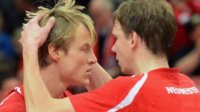 Michael Neumeister (rechts) tröstet Dirk Mehlberg. GEA-FOTO: PACHER