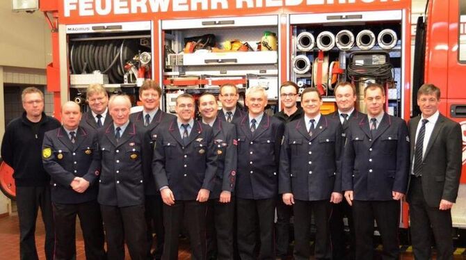 Der scheidende Bürgermeister Klaus Bender (rechts) ist nun Ehrenmitglied bei der Riedericher Feuerwehr. Von links: Dr. Joachim F