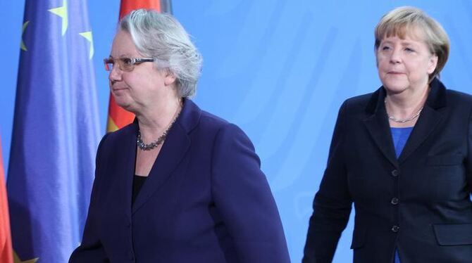 Bundeskanzlerin Angela Merkel und Bundesbildungsministerin Annette Schavan nach der Rücktrittserklärung. Foto: Wolfgang Kumm