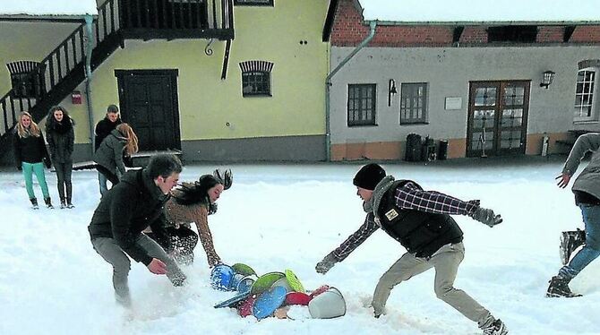 Mit vollem Körpereinsatz für den Jugendgemeinderat: Teambildung im Schnee. FOTO: SV