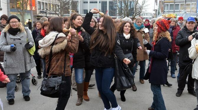 Tanzen gegen Gewalt: Rund 200 Menschen beteiligten sich an der Aktion »One Billion Rising« auf dem Marktplatz. FOTO: NIETHAMMER