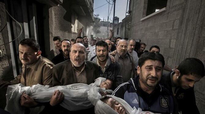 Das Foto von Paul Hansen zeigt eine Trauerszene aus dem Gaza-Streifen  Foto: EPA/Paul Hansen. 