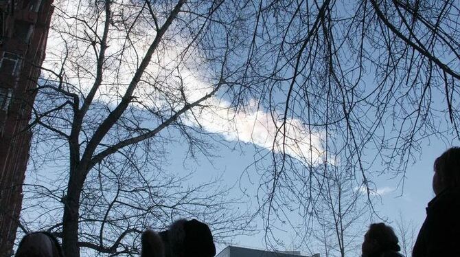 Einwohner von Tscheljabinsk schuen in den Himmel, wo noch immer Rauchschwaden zu sehen sind. Foto: Vyacheslav Nikulin