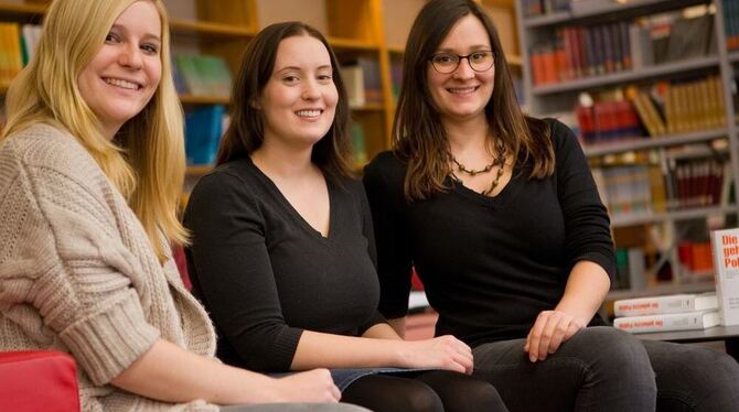 Freude über das gelungene Buchprojekt (von links): Sophia Schmid, Jessica Nowak und Maren Weber.