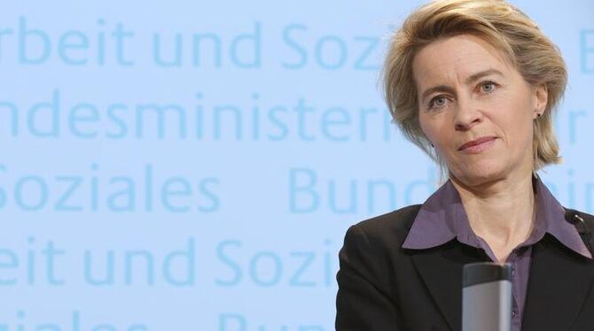 Bundesarbeitsministerin Ursula von der Leyen spricht vor der Presse im Bundesministerium für Arbeit und Soziales in Berlin. F