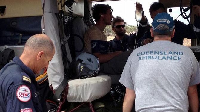 Der gerettete Sam Woodhead wird in einem Rettungshubschrauber behandelt. Foto: Angus Emott