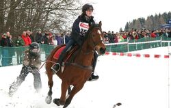 Jetzt geht es ab: Skijöring ist kein Sport für Hasenfüße. Hinter den Pferden stiebt der Schnee hoch. FOTO: LEIPPERT