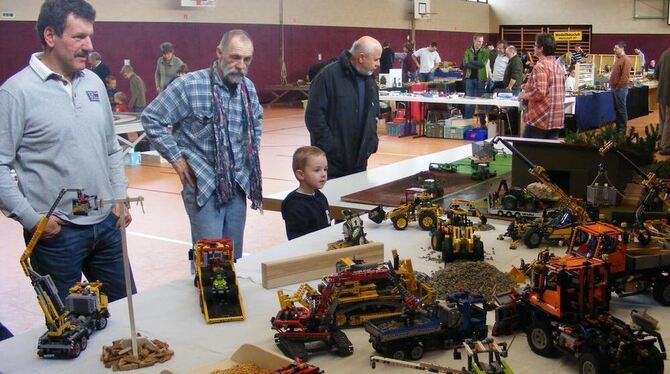 Das Publikum staunt: Modelleisenbahnen und Modellautos aus dem Südwesten in der Böhringer Ausstellung. FOTO: BÖRNER