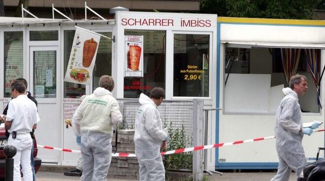 Polizisten der Spurensicherung arbeiten an einem Imbiss in Nürnberg, dessen Besitzer erschossen aufgefunden wurde (Archivfoto