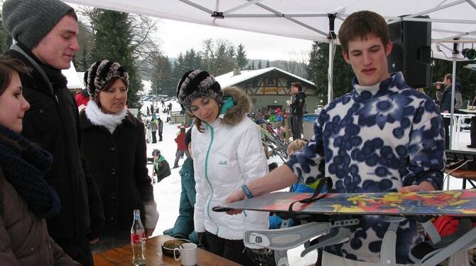 Die Lebenswelt der Jugendlichen: Snowboards und Rap-Musik. Beides brachte der Jugendkulturbus mit in die Holzelfinger Winterspor