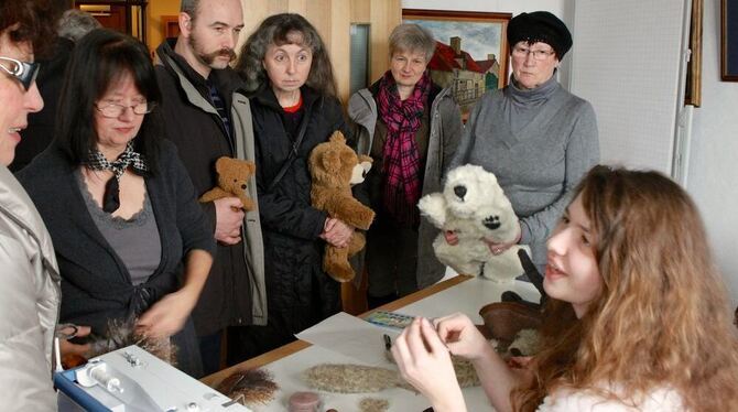 Sie kennt alle Tricks: Die 16-jährige Feliciana Wolff aus Stockach führt in die Kunst des Teddybären-Nähens ein und sorgt damit