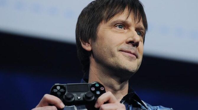 Videospiel-Designer Mark Cerny zeigt den neuesten DualShock 4 Controller für die  PlayStation 4. Foto: Peter Foley