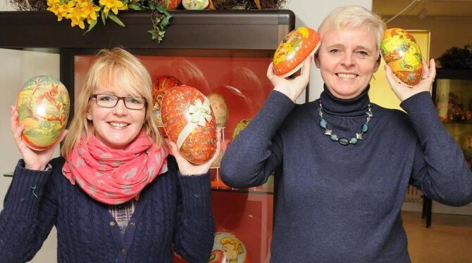 Hannelore Pintscher (rechts) und Heike Gagliardi kommen die Eier noch nicht zu den Ohren raus.