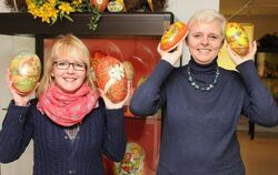 Hannelore Pintscher (rechts) und Heike Gagliardi kommen die Eier noch nicht zu den Ohren raus.