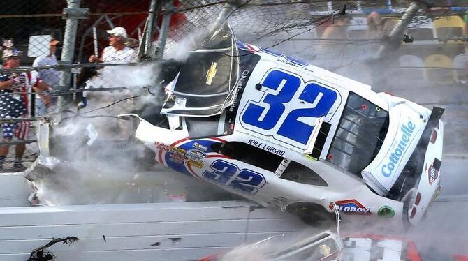 Kyle Larsons Wagen (32) fliegt in Daytona nach dem Crash in den Zaun vor der Tribüne. Foto: Joe Burbank/Orlando Sentinel