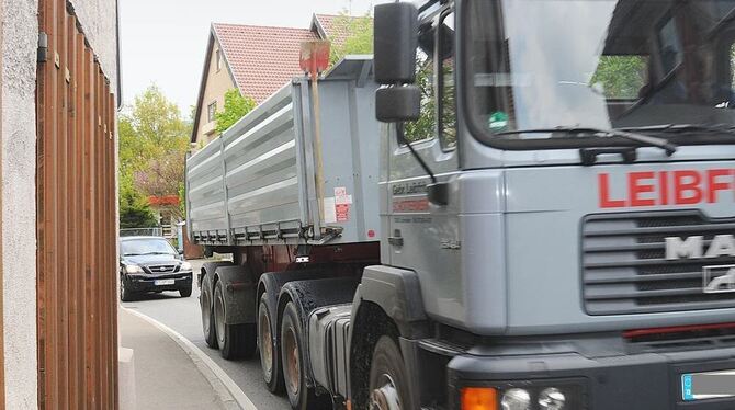 Ungemütlich, laut, gefährlich: Der Engpass auf der Gönninger Hauptstraße ist eine besondere Problemzone im Ort.FOTO: TRINKHAUS