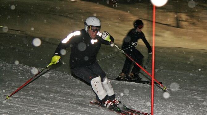 Um jeden Zentimeter und damit um den schnelleren Zieleinlauf wurde beim Parallelslalom in Honau gekämpft. Immer zwei Skiläufer s